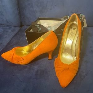 Womans Bellini Orange Microsuede Charm Pump High Heel NWT Wide 7.5